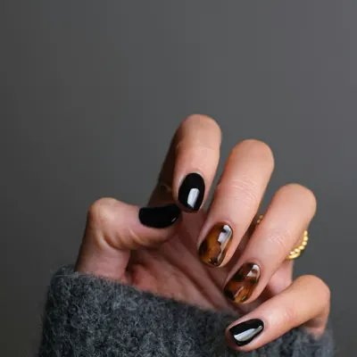 Glossy black nails mixed with tortoiseshell pattern nails